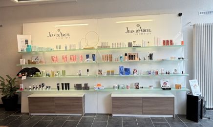 Derma Beauty Institut Laura Herresbach: Nagelstudio in Schmelz