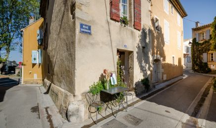Valentine T  : Coiffeur à Lambesc