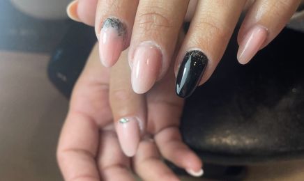 Ongles de strass at Studio Avenue : Manucure à Toulon