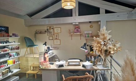 Camille R Esthétique Ongles (chez Azeliss'Coiffure)  : Manucure à Andrézieux-Bouthéon