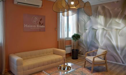 Joy Prayotha chez "Maison Rosée" : Institut de beauté à Mimet