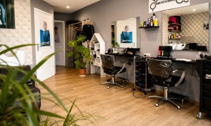 Le monde de Thaïs  : Coiffeur à Longues-sur-Mer