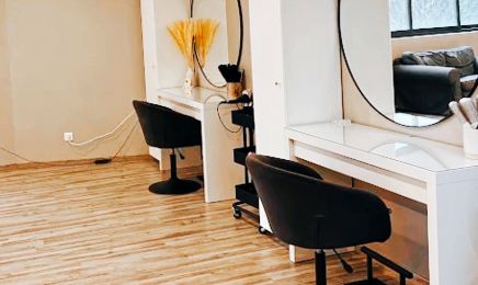 Laura.curthh - Dans l'instant Coworking : Coiffeur à Saint-Bonnet-de-Mure