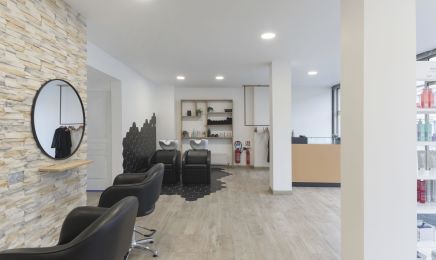 Parenthèse : Coiffeur à Le Trait