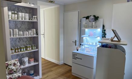 AU BOUDOIR DES DEUX L : Manucure à Gières