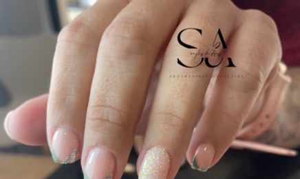 Ongles de strass at Studio Avenue : Manucure à Toulon
