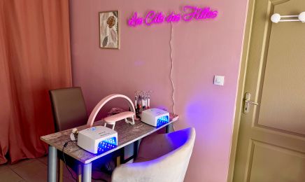 Les Cils des Filles - Réhaussement de cils - Semi permanent - Spray tan - Hydrafacial : Manucure à Bordeaux Cauderan