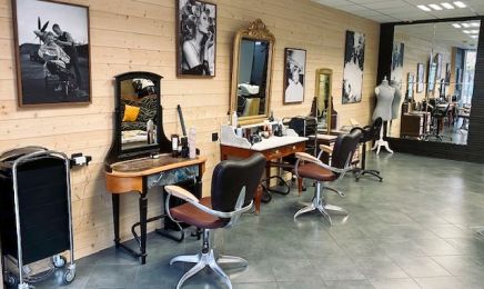 Chez la coiffeuse  : Coiffeur à Péron