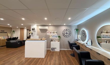 La barber au salon The Darkside : Coiffeur à Saint-Laurent-du-Var