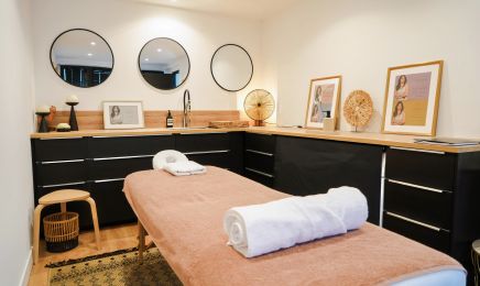 Patricia Gardie massages Renata França : Institut de beauté à Caen