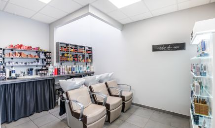 Phoenix coiffure (prothésiste ongulaire, technicienne de cils, sourcils, réflexologie) : Barbier à Bénouville