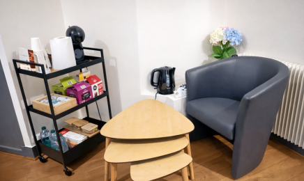 OmyGlow : Manucure à Clichy