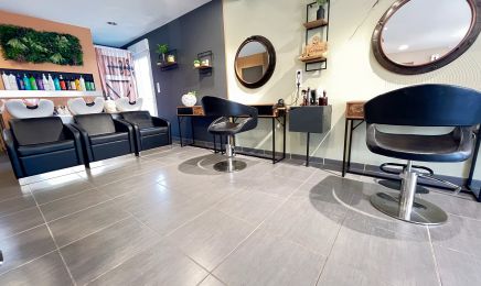 La tête ailleurs  : Coiffeur à Avroult
