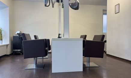 Cutting Room Friseursalon: Friseur in Bad Salzschlirf