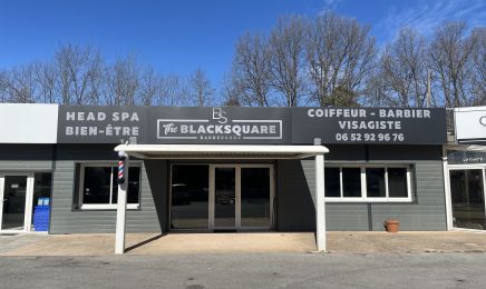 The Black Square : Coiffeur à Aiglun
