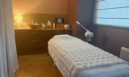 Institut Manelis : Manucure à Aiguillon