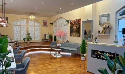 Miss Nails & Beauty : Nagelstudio in Ottobrunn
