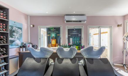 Couleurs du temps : Coiffeur à Saint-Jean-d'Angély