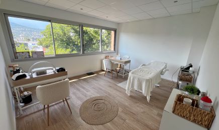 Les soins de Laurie : luxopuncture et prothésiste ongulaire : Manucure à Cannes