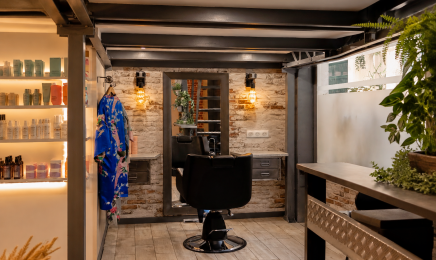  Julie Piredda chez les petites mains de Cass : Coiffeur à Paris