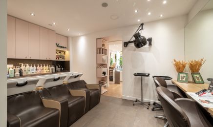Yoni coiffure spécialiste coloration végétale  Ouvert 7/7 : Coiffeur à Paris