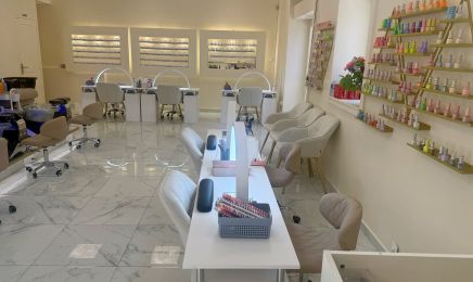 Win Ongles & Cils  : Manucure à Marseille