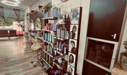 Haarkrug Friseur: Kosmetikstudio in Hatten