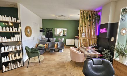 L’Instinct de Sarah  : Coiffeur à Tourriers