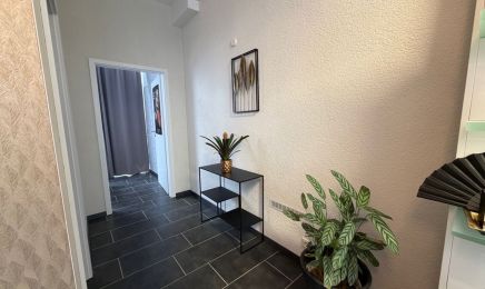 Derma Beauty Institut Laura Herresbach: Nagelstudio in Schmelz