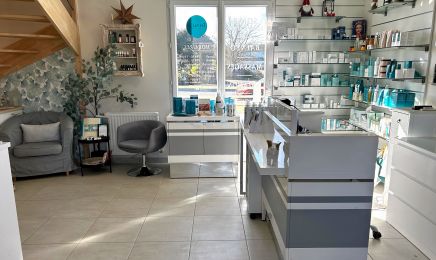 DELPHINE IROISE BEAUTE : Manucure à Le Faou