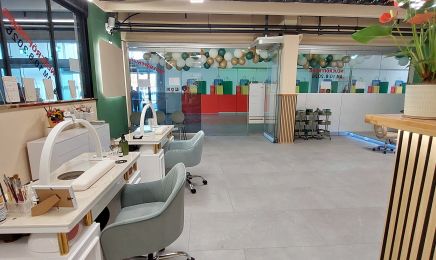 Glow Nails & Spa: Kosmetikstudio in München