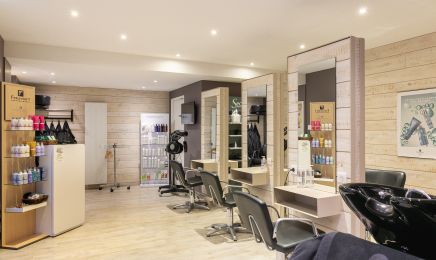 La tête ailleurs : Coiffeur à Plounéventer