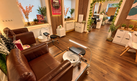 BLACK PINK NAILS Unterföhring: Friseur in Unterföhring