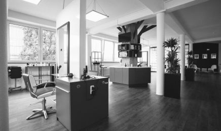 Friseur UNIKAT - Salon Darmstadt - Spezialist für Blondtöne und Haarverdichtung: Friseur in Darmstadt