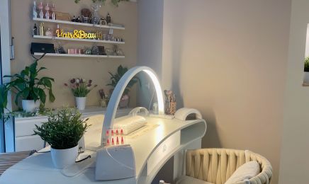 Conny‘s Haar- und Nagelstudio: Friseur in Freiberg