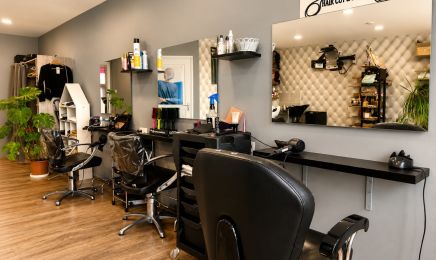 Le monde de Thaïs  : Coiffeur à Longues-sur-Mer
