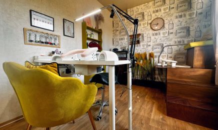 Claire et colore  : Manucure à Reims