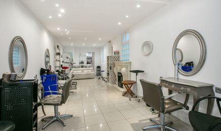 Hôtesse de l’Hair Institut  : Coiffeur à Paris