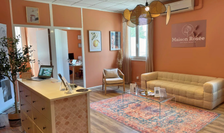 Joy Prayotha chez "Maison Rosée" : Institut de beauté à Mimet