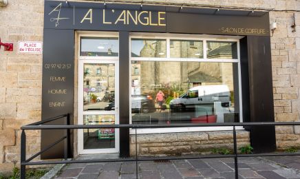 A l’angle  : Coiffeur à Plumelec