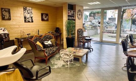 Chez la coiffeuse  : Coiffeur à Péron