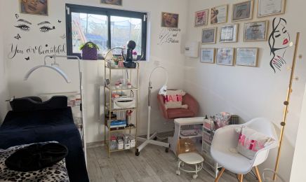 Lamya nails - Prothésiste Ongulaire - Technicienne de cils  : Coiffeur à Châteaubourg