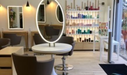 LB Coiffure Mixte : Coiffeur à Vulaines-sur-Seine.                                           Salon climatisé