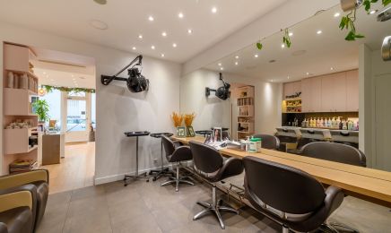 Yoni coiffure spécialiste coloration végétale  Ouvert 7/7 : Coiffeur à Paris