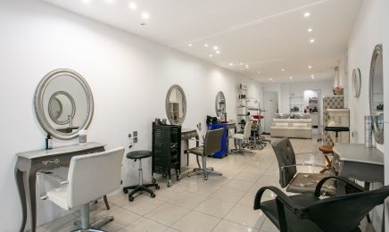 Hôtesse de l’Hair Institut  : Coiffeur à Paris