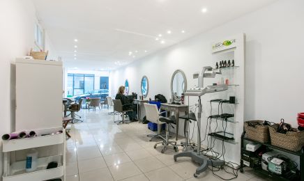 Hôtesse de l’Hair Institut  : Coiffeur à Paris