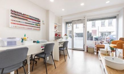 Ongles rouge  : Institut de beauté à Paris