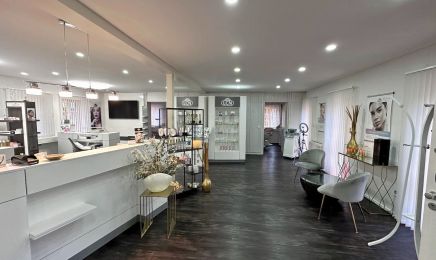 Olga Nail & Beauty: Kosmetikstudio in Mössingen