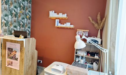 Camille Esthétique chez Holisteïa : Manucure à Ollioules