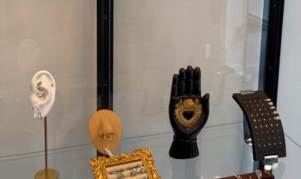 ENFANTS TERRIBLES - Tâches de Rousseur - Piercing - Strass Dentaire  : Institut de beauté à Marseille